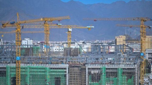 2021年中共严厉的调控政策，房地产行情的“冰火两重天”与“过山车”现象，致使各界热议中国房地产拐点是否到来，“否定论”和“肯定论”尖锐对立。而12月6日的中央政治局会议，则显示出中共的政策困境，这将加大2022年中国房地产行业的风险。