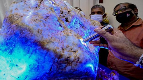 斯里兰卡当局周日（12月12日）展出一颗重达310公斤的蓝宝石（sapphire）原石，并将其命名为“亚洲女王”（Queen of Asia），当地宝石鉴定专家称这是“世界上最大的天然蓝宝石”。