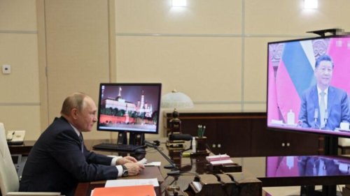 习近平12月15日同普京的视讯会晤，被国际舆论称为“抱团取暖”、貌合神离。其中一个细节引发关注。外界发现，习近平对着镜头连咳三声的画面，被中共官媒剪掉。但俄方照播不误。 