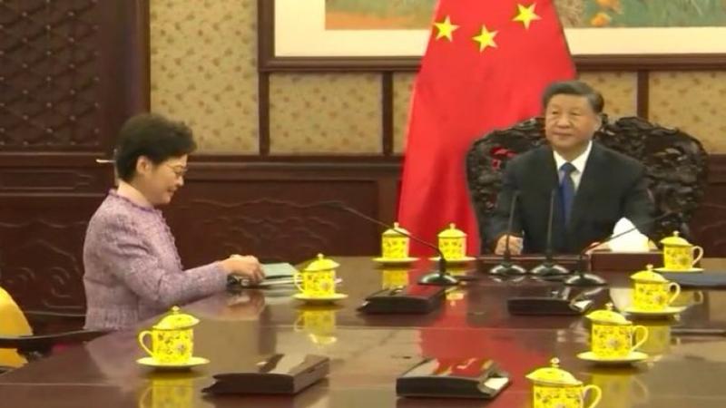 香港特首林郑月娥日前赴北京述职，视频显示，习近平尴尬站立一分多钟，等候迟到的林郑。会场内罕见换上了清一色的黄茶杯，而习近平一人独享两个茶杯，这一奇特场景引发热议。