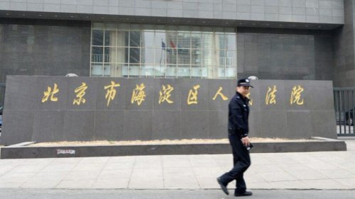 两年前的12月26日，中国多名维权律师在厦门聚会时被警方抓捕，被羁押在看守所至今未得到正式的审判结果。涉案律师的家属担忧这种超期关押的状况持续下去，呼吁国际关注被关押的维权律师在看守所的恶劣处境。 
