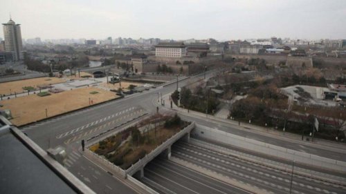 人口1300万的西安市仓促封城又封门，大量民众开始挨饿，网上民怨沸腾。日前一名西安网民宣称自己小区蔬菜充足又便宜，但网友查出是其所在小区是市政府机关家属院。 