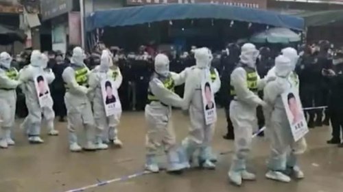日前广西白色靖西市为防疫将民众游街示众，在网上引起公愤，被指“文革重演”。连一些外地官媒也加入批评行列。但靖西市官方坚称此举“没有不合适”。 