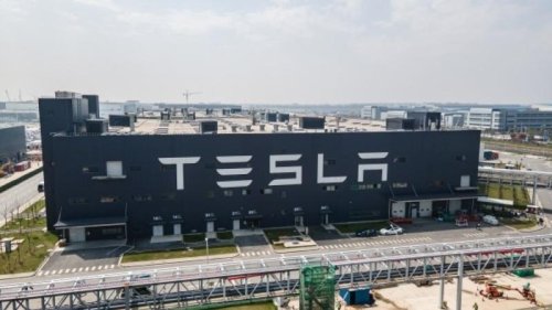 特斯拉宣布新疆首家特斯拉中心-乌鲁木齐特斯拉中心于12月31日开业了，在中国赚的盆满钵满的特斯拉，在新疆这块试金石上，或许也会陷入人权声誉的泥潭中。 