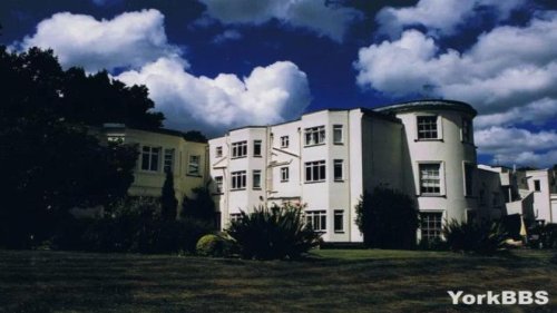 据英国《太阳报》当地时间3月3日头版头条消息，本周一，66岁的俄罗斯大亨米哈伊尔·沃特福德(Mikhail Watford)在一所英国著名庄园上吊自杀，由于此时正值俄乌战争进行之时，他的死因引起许多英国人的猜疑，目前英国警方正以“极其严肃”的态度调查这起死亡事件。