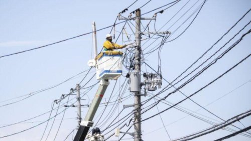 日本福岛县外海3月16日深夜发生7.4强震、深度57公里，已有4人死亡、97人受伤。截至今天(20日)上午止，JR东日本公司今天开始移除因强震出轨的东北新干线列车，持续进行抢修。另外，宫城县与福岛县仍有约2万家户停水。
