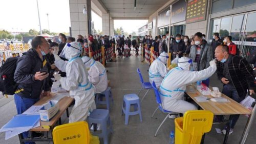中国大陆经济下滑，各级政府财政紧张。港媒指，当局坚持“动态清零”防疫，但因为普筛（全面核酸检测）等措施花费不菲，许多地方政府面临财政压力，贫困地区根本无能为力。