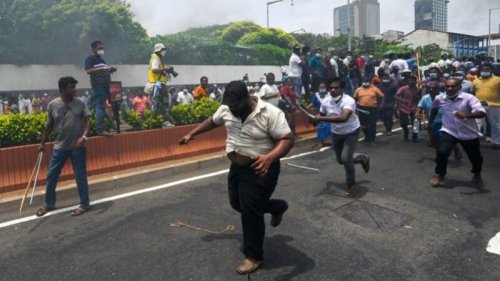 5月9日，斯里兰卡亲政府民众与反政府示威者爆发激烈冲突，总理马欣达·拉贾帕克萨（Mahinda Rajapaksa）随后宣布辞职。