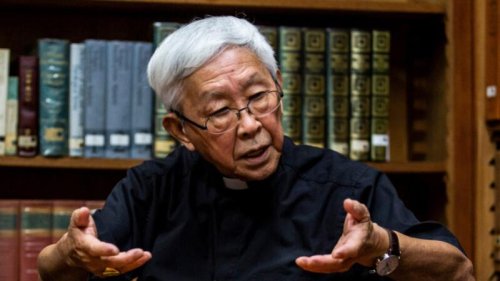 香港多家传媒星期三傍晚报导，香港警方国安处当天拘捕了至少四名“612人道支援基金”的信托人，当中包括天主教香港教区荣休主教陈日君枢机、前岭南大学学者许宝强、法律界前立法会议员吴霭仪、及歌手何韵诗。他们4人被指“涉嫌串谋勾结外国势力或者境外势力危害国家安全”。