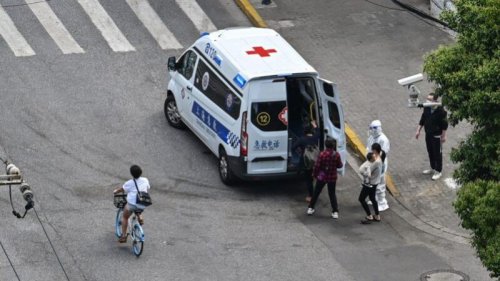 上海一对年轻夫妇反对强制隔离，警察威胁处罚将影响他们三代。男子平静地回击：“这是我们最后一代，谢谢!”这句话震撼了中文网络，引起许多网友共鸣，相关话题随即被屏蔽。