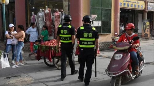 联合国人权事务高级专员巴舍莱（Michelle Bachelet）访问中国之际，外媒曝光一份爆炸性机密新疆警察档案，揭露中共官方对数以千计的当地居民进行拘留，甚至枪杀。这成为中共在新疆采取暴力手段侵犯人权的铁证。