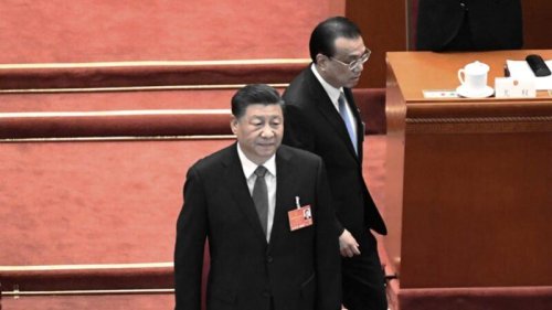 在中国各地不断爆发疫情的大背景下，中共总书记习近平持续实施清零政策，中共总理李克强则主张保经济。彭博社引述8名中共官员的说法称，习近平与李克强“不和”，让负责中国经济的官员无所适从，中国几乎陷入瘫痪。