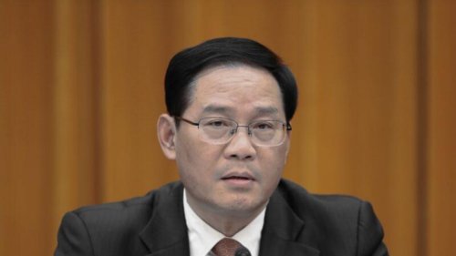 迫于经济和舆论双重压力，上海宣布自6月1日起解封，市委书记李强下令全面恢复正常，管控限制“不能层层加码”。上海当局也强调“居委会”不得限制居民出入，凸显“解封令”在基层受阻。上海从强制“封城”转变为强行“解封”，引起舆论关注。