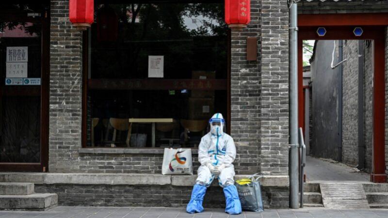 中共清零防疫措施重创中国经济，尽管中共总理李克强推出“稳经济”措施，但仍难见效。近日，各地开始密集发钱、消费券以促进消费。但有评论认为，“消费券就是割韭菜的饵料”。