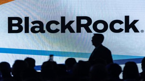 美国国会近期的调查指出，华尔街巨头如贝莱德（BlackRock）和MSCI明晟（MSCI Inc.），通过指数基金向被美国列入黑名单的中国公司投资数十亿美元，这促使国会考虑对此类资金流动加以限制