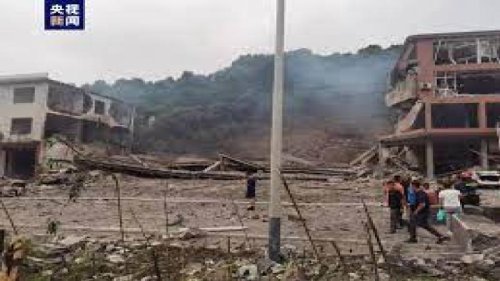 5月31日晚间，江西萍乡上栗县一家汽修店突发爆炸，爆炸威力巨大，一栋小楼瞬间被夷为平地，数百米外居民楼的玻璃被震碎，造成3人死亡、3人重伤、22人轻伤。有大陆网民质问为什么所有报道都不敢正面说明是什么导致这么大爆炸？