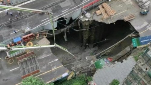 6月21日凌晨，四川成都在建地铁13号线一处在建站点突然坍塌，路面出现巨大的空洞，附近居民小区地面也发现裂缝