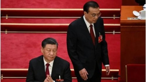 习近平在同一天处理两任国防部长魏凤和、李尚福。有爆料说，习近平谈攻台的一句话得罪了军队，而海军曾呼吁李克强进军委