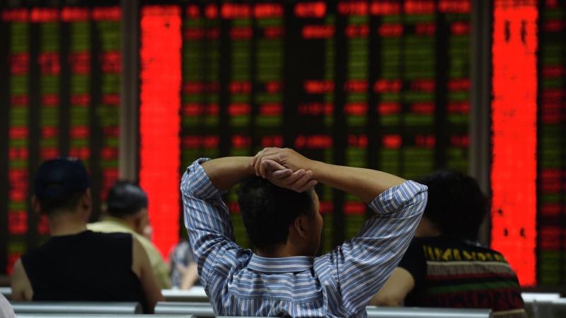 全球经济衰退担忧引发投资者恐慌，股市蒸发近 2 万亿美元——沃伦·巴菲特抛售近一半苹果股份，持有 2770 亿美元现金储备
