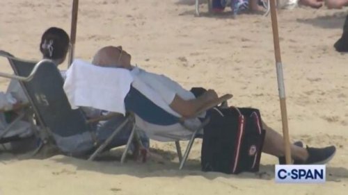 拜登被发现躺海滩上 状如挺尸  问题来了，谁在管理美国？核足球哪里？
