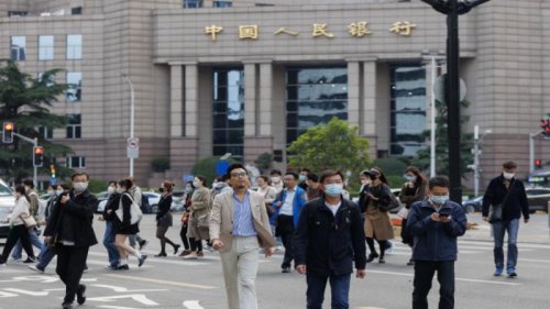 中共当局正在扩大对国内8700名投资银行家的监管力道，多家券商要求投资银行家交出护照