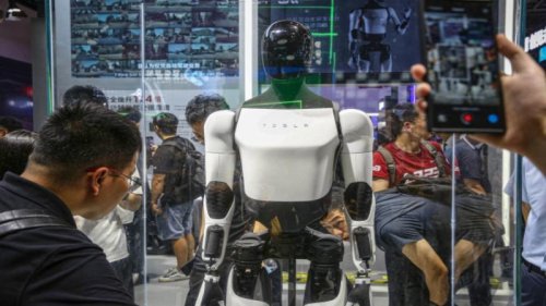 马斯克上演科幻现实 AI出租车、机器人保姆震惊全球！