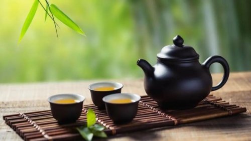 香浮古卷外，茶落人心中